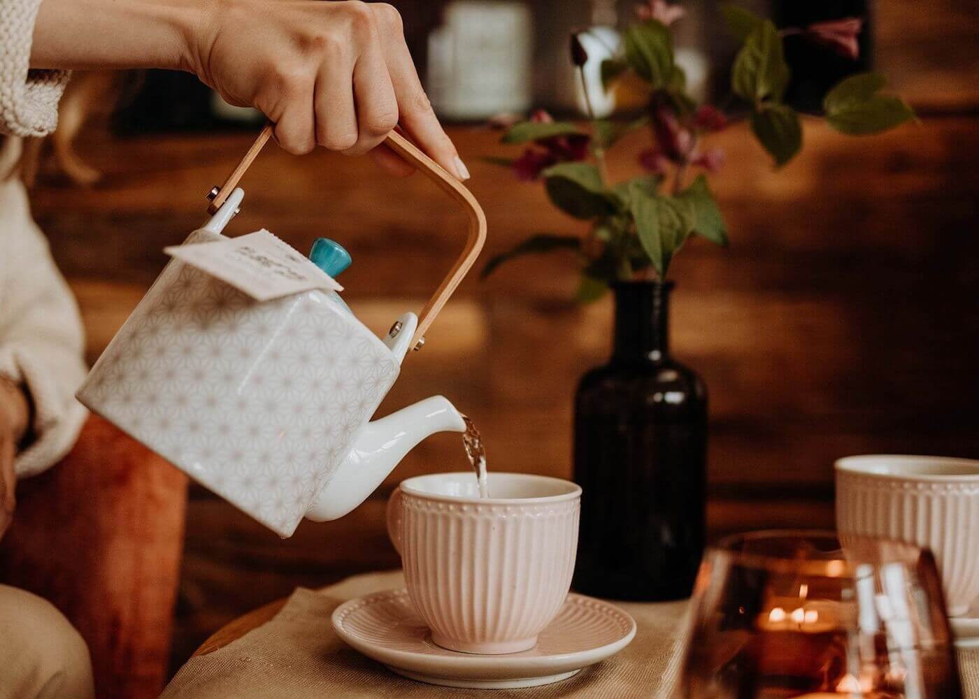 Ayurvedischer Kräutertee wird in eine Tasse eingeschenkt – entspannender Tee für Wohlbefinden und Selbstliebe.