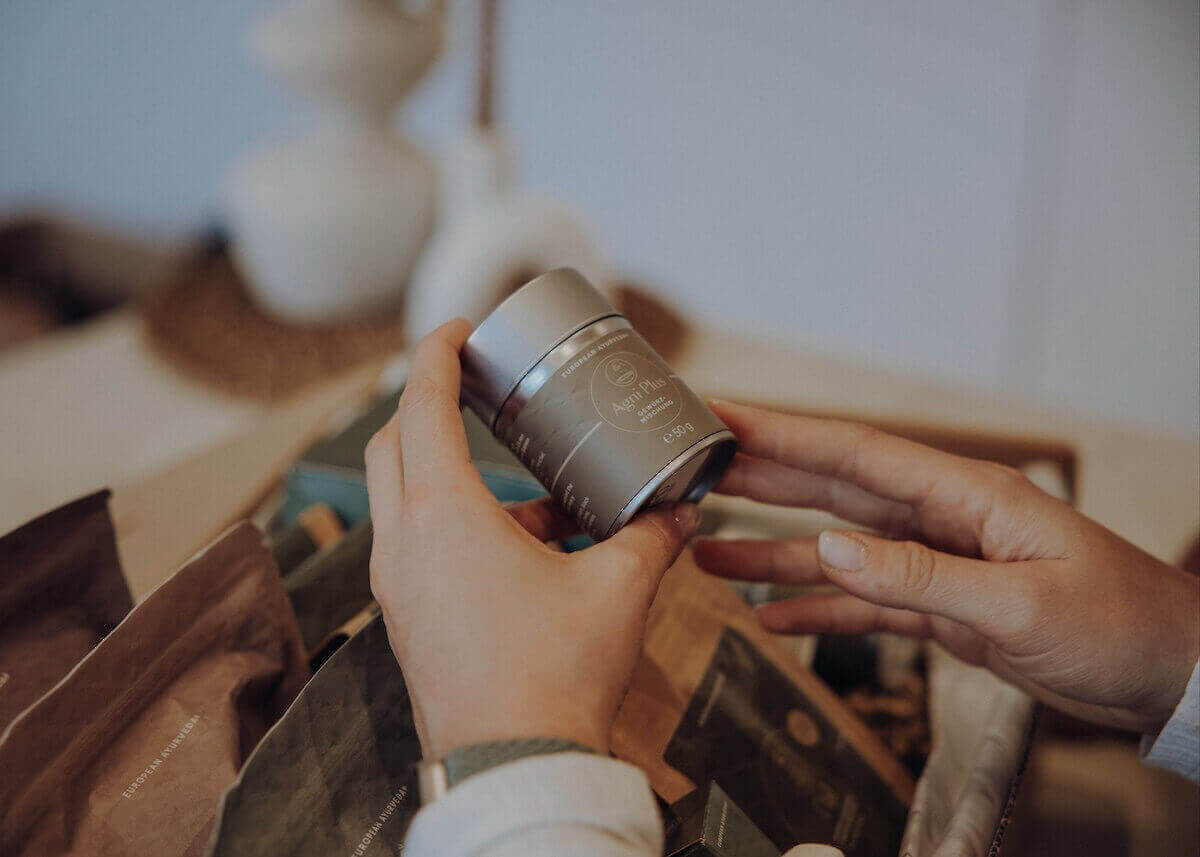 Agni Plus Gewürzmischung von European Ayurveda in der Hand.