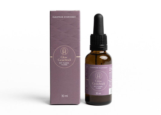 Ayurvedisches Glow Gesichtsöl wird mit Pipette auf das Gesicht aufgetragen – natürliche Gesichtspflege für ein frisches und gesundes Hautbild.
