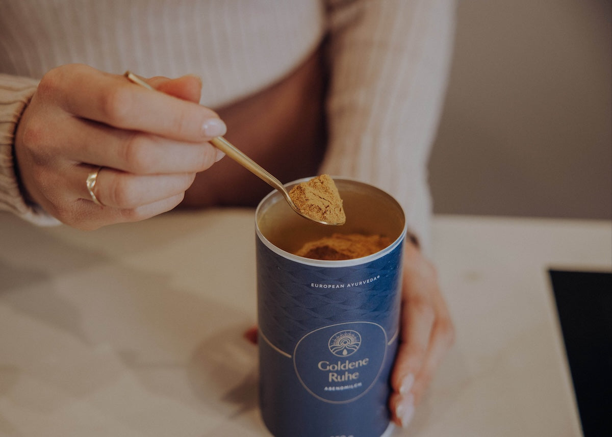 Löffel mit Goldene Ruhe Abendmilch Pulver – ayurvedische Mischung aus natürlichen Zutaten für Entspannung am Abend.
