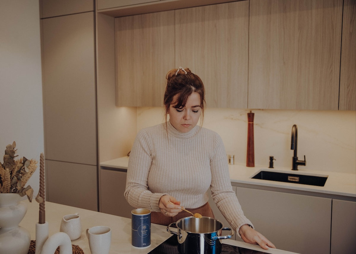 Zubereitung der Goldene Ruhe Abendmilch in der Küche – ayurvedische Mischung für ein beruhigendes Abendgetränk.